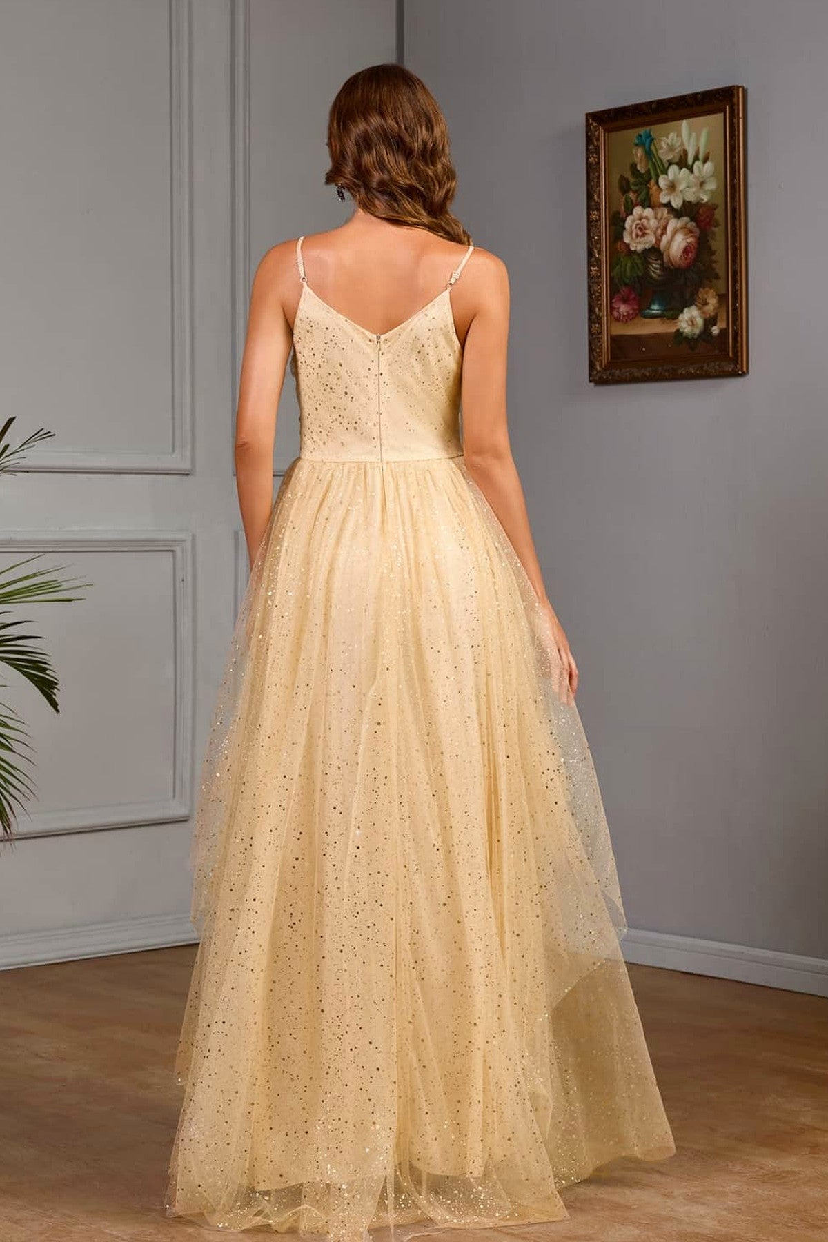 Abito lungo da cerimonia Lara, in tulle, scollo incrociato, beige e altri colori