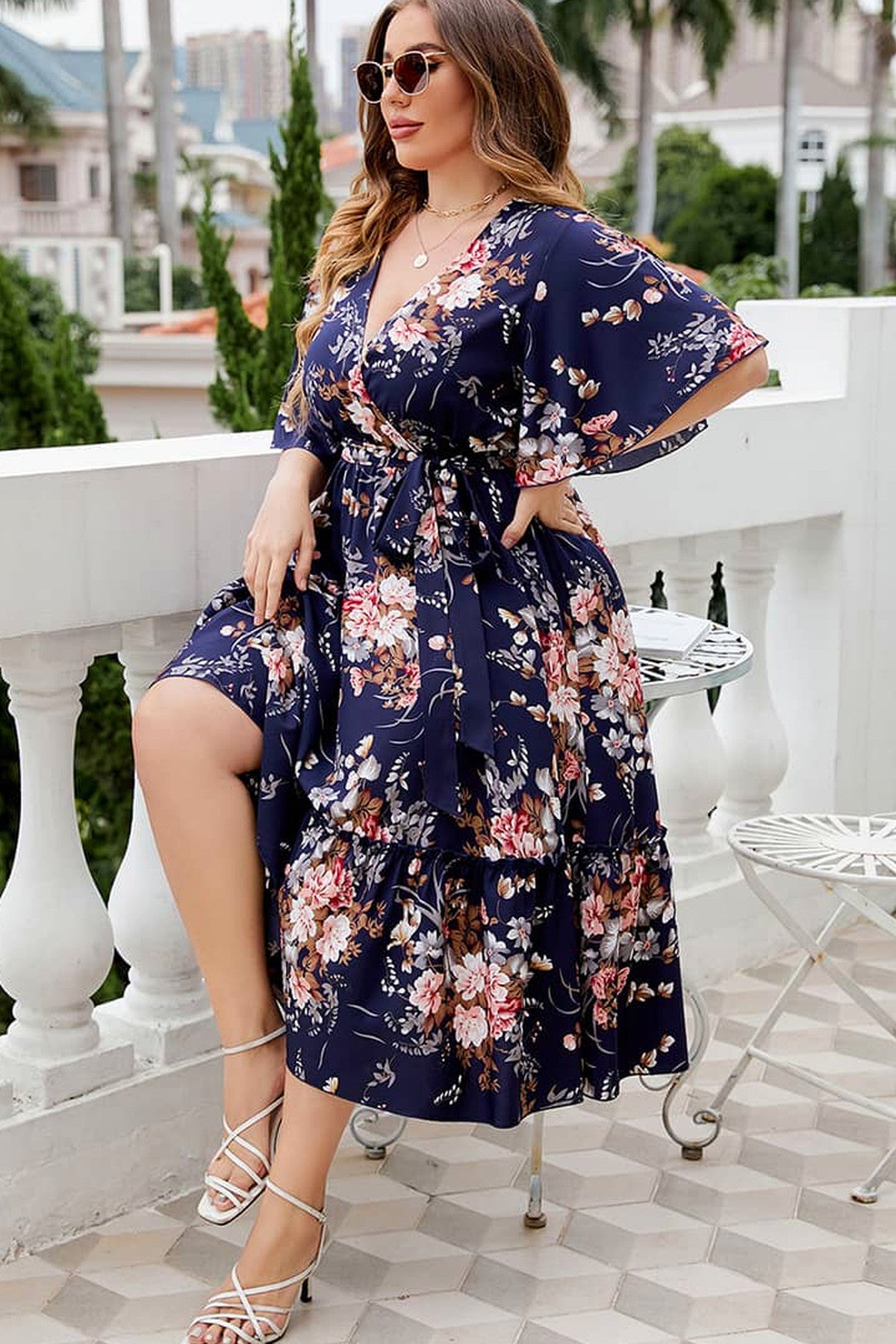 Abito midi da cerimonia Cristina, stampa floreale, scollo incrociato, blu navy