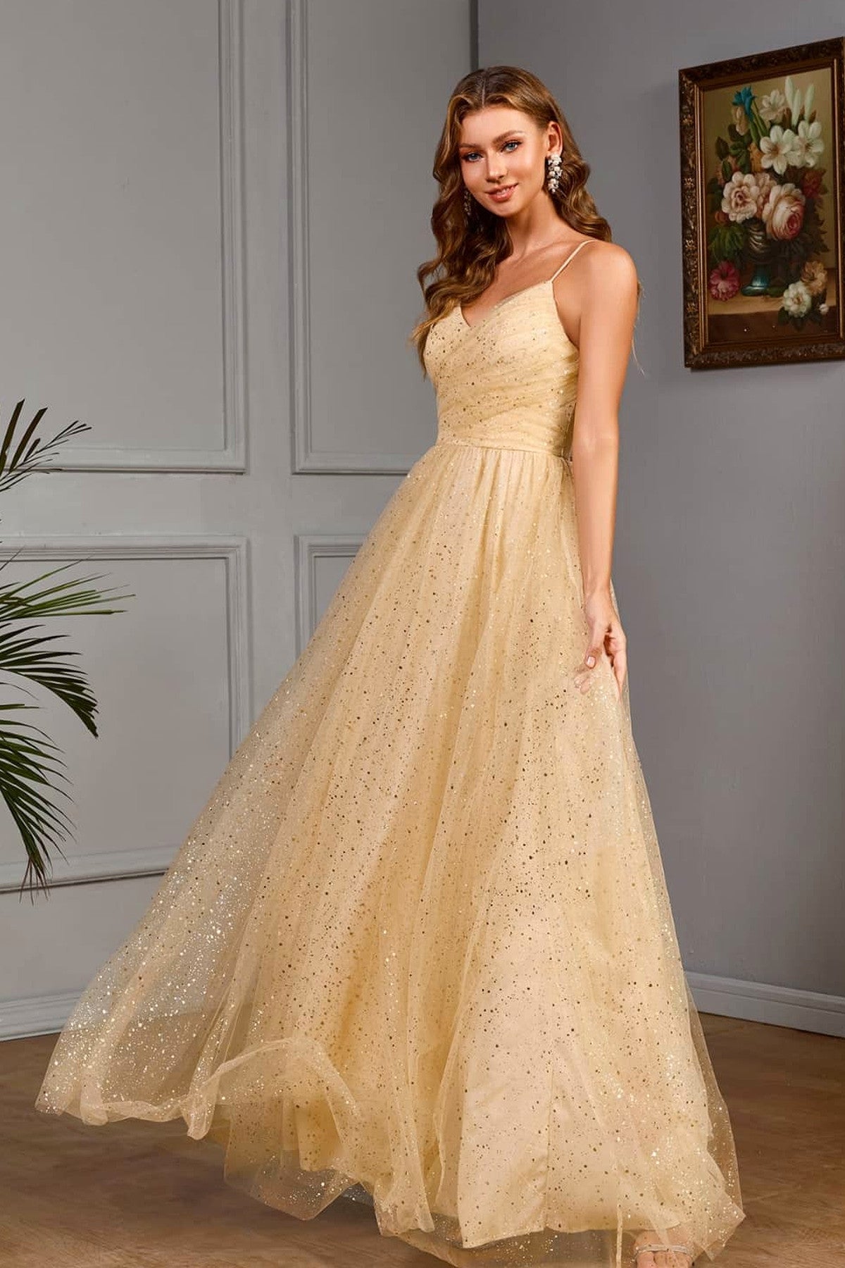 Abito lungo da cerimonia Lara, in tulle, scollo incrociato, beige e altri colori